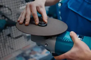 Comment changer la roue de broyeur angle?